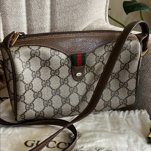 Gucci GG Supreme Crossbody Bag - Picture 3 of 17